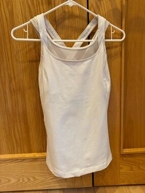 Lululemon whit tank with built in bra sz 6. EUC
